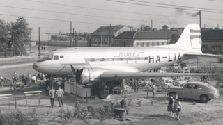 Illustration for article titled Awe-inspiring homes and buildings made out of old airplanes